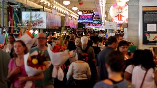 VIDEO- Febra cumpărăturilor în prag de sărbătoare i-a lovit pe români