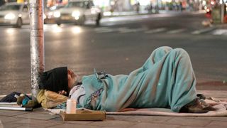 Un român fără adăpost a murit înghețat în Italia. Totul a avut loc chiar lângă un centru comercial