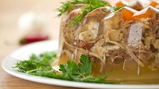 Așa faci cea mai bună piftie de porc: Rețeta tradițională românească