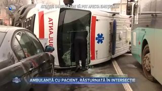 Ambulanță cu pacient, răsturnată &icirc;n intersecție