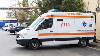 O mamă și copilul ei au ajuns la spital, după ce mașina în care se aflau a fost aruncată într-un șanț