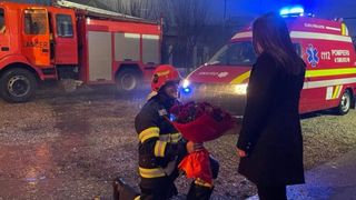 Gestul inedit al unui pompier pentru iubita sa, în ajunul Crăciunului. Cerere în căsătorie inedită la IGSU