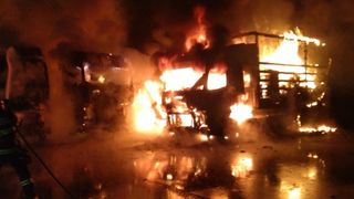 Incendiu la Bihor: sediul unei firme de transport a fost cuprins de flăcări