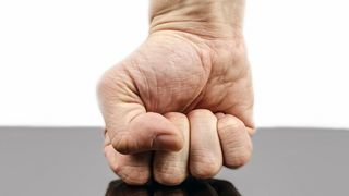 Un colindător a ajuns în stare gravă la spital, după ce a fost înjunghiat  de gazdă