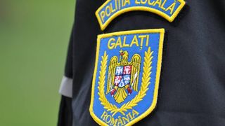 O femeie a intrat cu mașina &icirc;n Orașul lui Moș Crăciun, &icirc;n Galați. Șoferița se afla &icirc;n stare de ebrietate