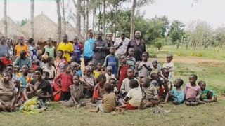 FOTO/VIDEO - El este fermierul care are o „armată” pe post de familie: 10 soții, 102 copii și 568 de nepoți. „Îi sfătuiesc pe cei care își doresc mai mult de patru soții să nu facă asta”