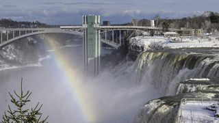 VIDEO- Furtuna devastatoare din SUA continuă să facă ravagii. Turiștii au surprins imagini spectaculoase cu Cascada Niagara înghețată