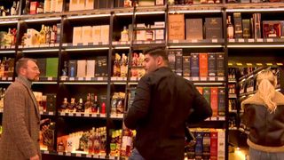 VIDEO - Românii au pornit în goana după băuturi de Revelion. Cât costă cea mai scumpă sticlă de șampanie