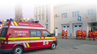 Un bărbat a ajuns la spital cu arsuri pe mâini și abdomen, după ce parterul unui bloc a luat foc
