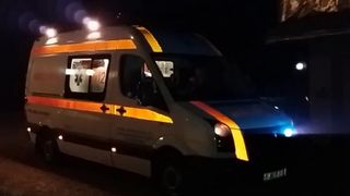 Un tânăr din Harghita s-a răsturnat cu mașina într-un sens giratoriu. Șoferul a lovit bordura, după ce a pierdut controlul volanului