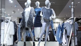 VIDEO- Tradiția hainelor noi de Revelion e pe cale de dispariție