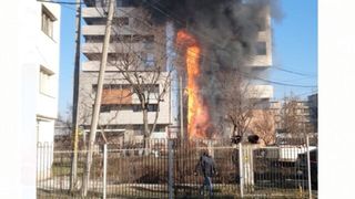 Incendiu puternic la o sală de sport din Iaşi. Pompierii intervin cu mai multe autospeciale