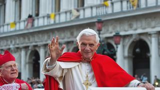 Papa Benedict al XVI-lea a murit