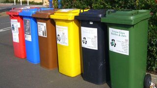 Un rom&acirc;n stabilit &icirc;n Germania a fost aruncat &icirc;n mașina de gunoi, după ce a băut prea mult și a adormit &icirc;ntr-o pubelă