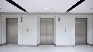 Tragedie la Spitalul Județean din Brăila. Un lift s-a prăbușit cu patru oameni în el, iar alți doi au fost răniți