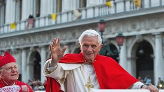 FOTO Vaticanul a făcut publice primele imagini cu trupul neînsuflețit al Papei Benedict al XVI-lea 