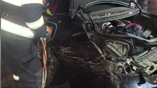 Un șofer teribilist a ajuns cu mașina pe acoperișul unei case