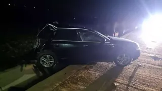 O persoană a murit și alte patru au fost rănite, după ce două autoturisme s-au ciocnit violent