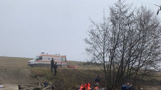 La un pas de tragedie în Alba: o tânără a căzut în apele unui râu şi a fost dusă la spital în hipotermie