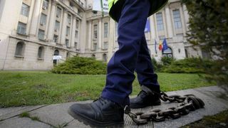 Protestul unui polițist din Neamţ. Bărbatul a intrat în greva foamei chiar în fața sediulu