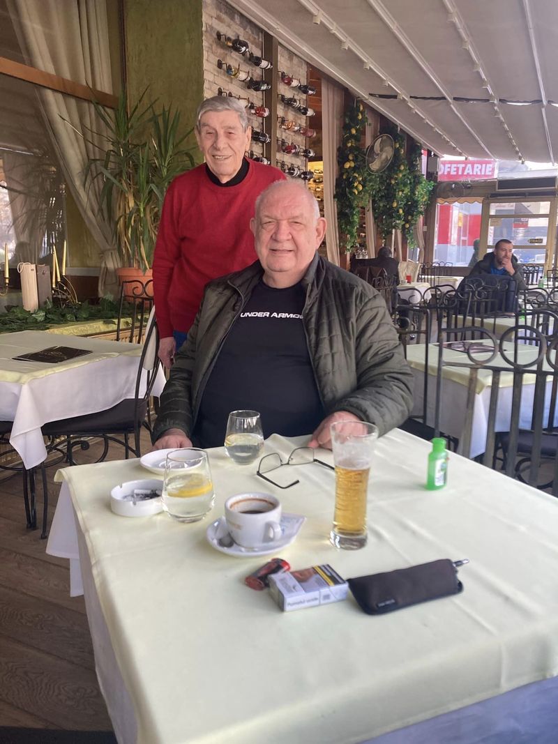 Mitică Popescu, alături de actorul Valentin Teodosiu 