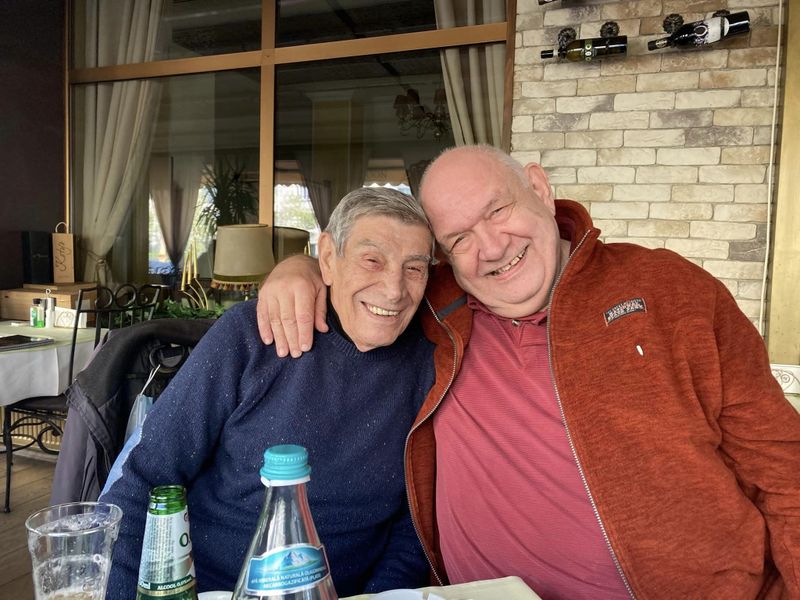 Mitică Popescu, alături de actorul Valentin Teodosiu 