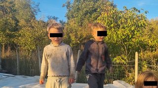 &bdquo;Mami ne-a părăsit și nu i-a păsat de noi!&rdquo; Drama a cinci frățiori din Prahova, care se luptă să trăiască de pe o zi pe alta. Micuții trăiesc &icirc;ntr-o casă care stă să se dăr&acirc;me, alături de bunica lor