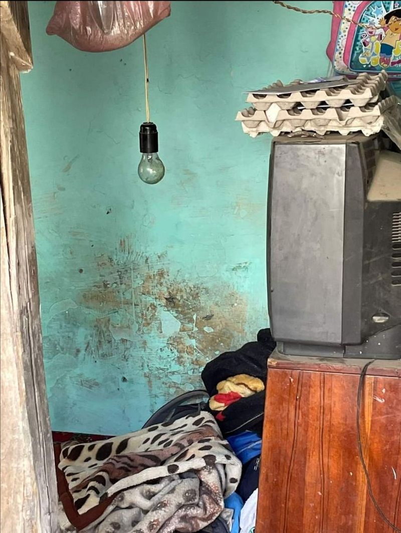 „Mami ne-a părăsit și nu i-a păsat de noi!” Drama a cinci frățiori din Prahova, care se luptă să trăiască de pe o zi pe alta. Micuții trăiesc într-o casă care stă să se dărâme, alături de bunica lor