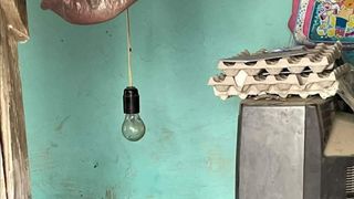 &bdquo;Mami ne-a părăsit și nu i-a păsat de noi!&rdquo; Drama a cinci frățiori din Prahova, care se luptă să trăiască de pe o zi pe alta. Micuții trăiesc &icirc;ntr-o casă care stă să se dăr&acirc;me, alături de bunica lor