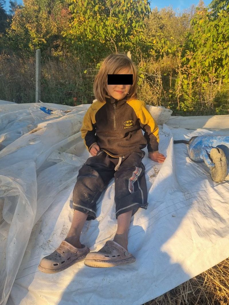 „Mami ne-a părăsit și nu i-a păsat de noi!” Drama a cinci frățiori din Prahova, care se luptă să trăiască de pe o zi pe alta. Micuții trăiesc într-o casă care stă să se dărâme, alături de bunica lor