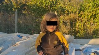 &bdquo;Mami ne-a părăsit și nu i-a păsat de noi!&rdquo; Drama a cinci frățiori din Prahova, care se luptă să trăiască de pe o zi pe alta. Micuții trăiesc &icirc;ntr-o casă care stă să se dăr&acirc;me, alături de bunica lor