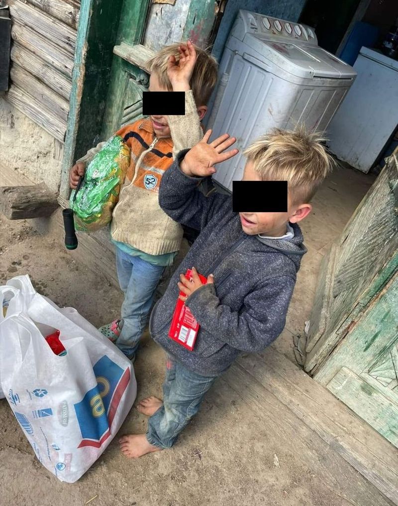 „Mami ne-a părăsit și nu i-a păsat de noi!” Drama a cinci frățiori din Prahova, care se luptă să trăiască de pe o zi pe alta. Micuții trăiesc într-o casă care stă să se dărâme, alături de bunica lor