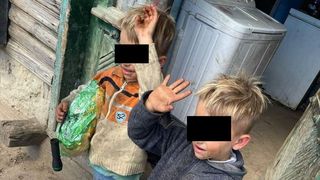 &bdquo;Mami ne-a părăsit și nu i-a păsat de noi!&rdquo; Drama a cinci frățiori din Prahova, care se luptă să trăiască de pe o zi pe alta. Micuții trăiesc &icirc;ntr-o casă care stă să se dăr&acirc;me, alături de bunica lor