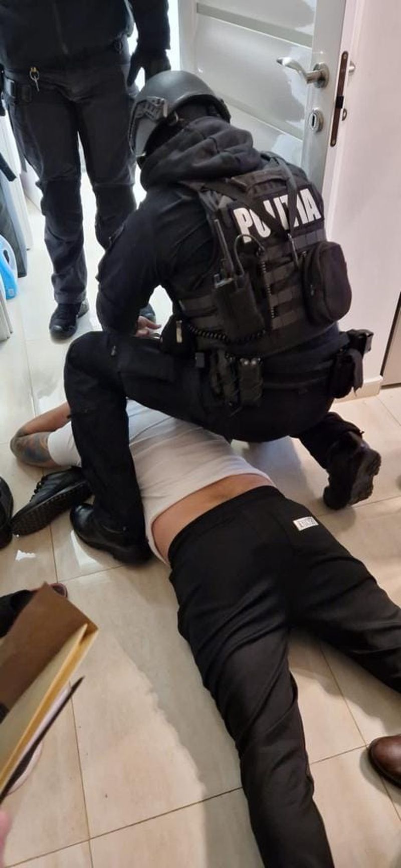 Giurgiu: Un bărbat a tras mai multe focuri de armă în prezența polițiștilor. După scena creată, el a fugit și s-a baricadat într-o locuință