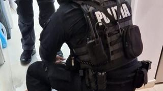 Giurgiu: Un bărbat a tras mai multe focuri de armă &icirc;n prezența polițiștilor. După scena creată, el a fugit și s-a baricadat &icirc;ntr-o locuință