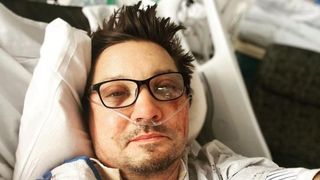 Jeremy Renner, mesaj pentru fani de pe patul de spital. Ce i s-a întâmplat actorului de la Marvel