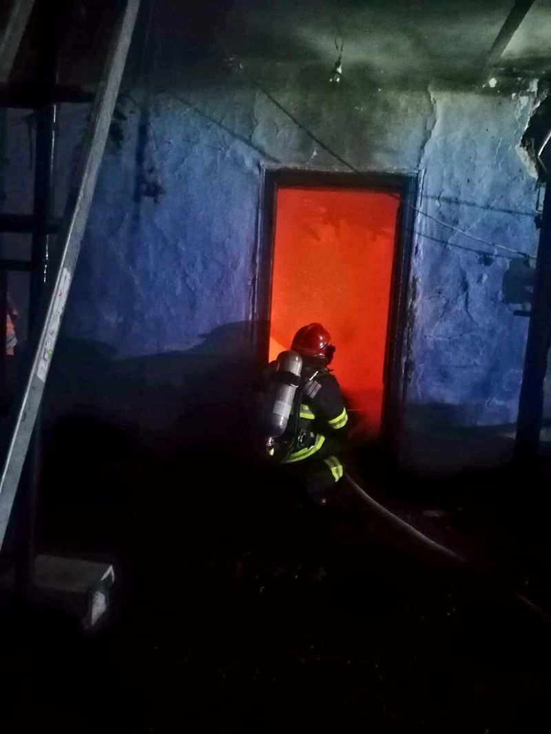 Clipe cumplite pentru o bătrână de 84 de ani din Letca Nouă. Casa ei a fost mistuită de un incendiu violent, imobilul arzând în întregime