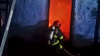 Clipe cumplite pentru o bătrână de 84 de ani din Letca Nouă. Casa ei a fost mistuită de un incendiu violent, imobilul arzând în întregime