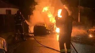 Un bărbat din Curtea de Argeș, &icirc;narmat cu două cuțite, a dat foc unor mașini. Care este motivul
