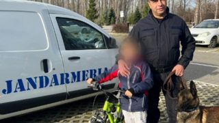S-a rătăcit &icirc;n parc: un copil de zece ani din Pitești a fost găsit de c&acirc;inele Jandarmeriei