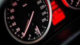 Un bărbat beat a intrat cu mașina într-un stâlp de înaltă tensiune, deși nu deține permis de conducere