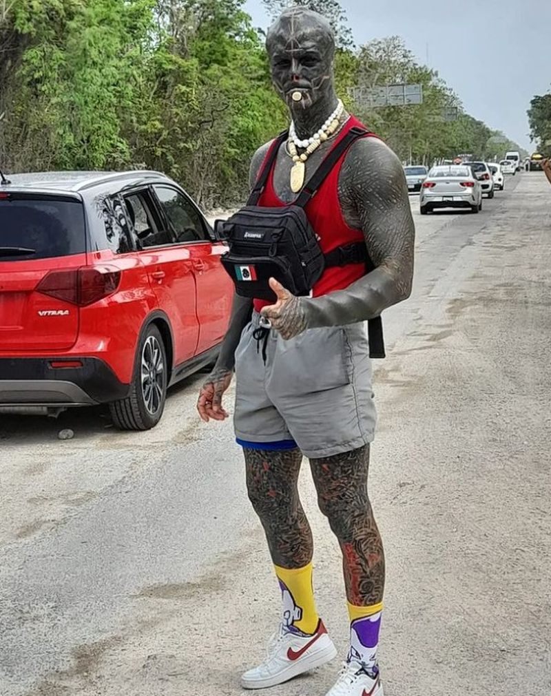 El este Anthony Loffredo, tânărul devenit „Extraterestrul Negru”. Bărbatul și-a tăiat degetele, nasul și a suferit și o intervenție chirurgicală la nivelul organelor genitale pentru a-și atinge obiectivul bizar