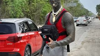 El este Anthony Loffredo, t&acirc;nărul devenit &bdquo;Extraterestrul Negru&rdquo;. Bărbatul și-a tăiat degetele, nasul și a suferit și o intervenție chirurgicală la nivelul organelor genitale pentru a-și atinge obiectivul bizar