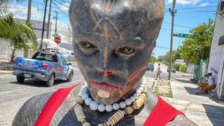 El este Anthony Loffredo, t&acirc;nărul devenit &bdquo;Extraterestrul Negru&rdquo;. Bărbatul și-a tăiat degetele, nasul și a suferit și o intervenție chirurgicală la nivelul organelor genitale pentru a-și atinge obiectivul bizar