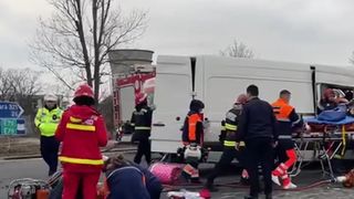 FOTO - &bdquo;I-a omor&acirc;t pe ăștia, pe toți&rdquo;. Accident mortal &icirc;ntre un microbuz și un TIR &icirc;n Ișalnița, Dolj. Două femei au murit pe loc