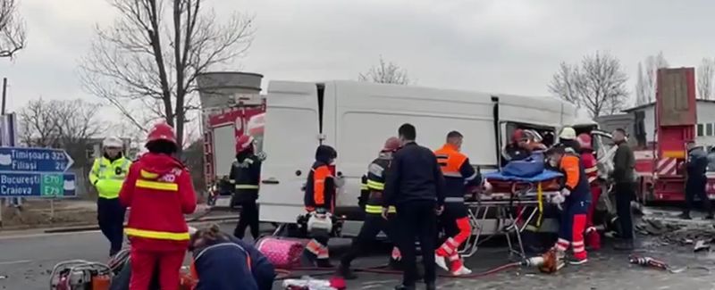 FOTO - „I-a omorât pe ăștia, pe toți”. Accident mortal între un microbuz și un TIR în Ișalnița, Dolj. Două femei au murit pe loc