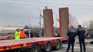 FOTO - &bdquo;I-a omor&acirc;t pe ăștia, pe toți&rdquo;. Accident mortal &icirc;ntre un microbuz și un TIR &icirc;n Ișalnița, Dolj. Două femei au murit pe loc