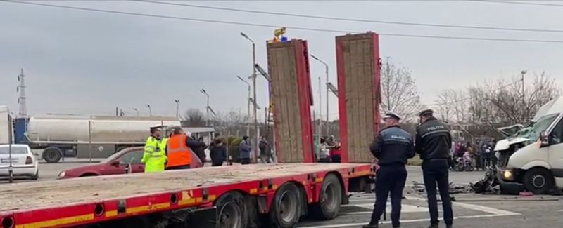 FOTO - „I-a omorât pe ăștia, pe toți”. Accident mortal între un microbuz și un TIR în Ișalnița, Dolj. Două femei au murit pe loc