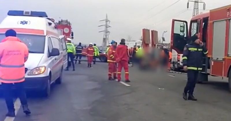 FOTO - „I-a omorât pe ăștia, pe toți”. Accident mortal între un microbuz și un TIR în Ișalnița, Dolj. Două femei au murit pe loc