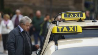 Un taximetrist s-a trezit cu cuțitul la gât pentru a face o cursă de 200 de kilometri